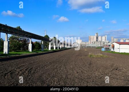 Autriche, cimenterie avec tapis roulant et terres agricoles en Basse-Autriche Banque D'Images