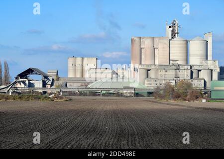 Autriche, cimenterie avec tapis roulant et terres agricoles en Basse-Autriche Banque D'Images