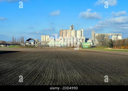 Autriche, cimenterie avec tapis roulant et terres agricoles en Basse-Autriche Banque D'Images