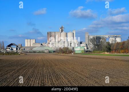 Autriche, cimenterie avec tapis roulant et terres agricoles en Basse-Autriche Banque D'Images