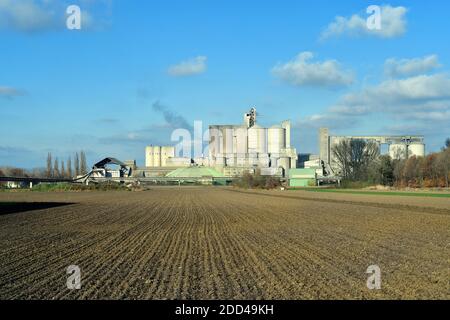 Autriche, cimenterie avec tapis roulant et terres agricoles en Basse-Autriche Banque D'Images