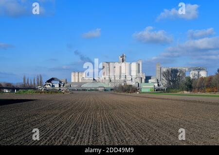 Autriche, cimenterie avec tapis roulant et terres agricoles en Basse-Autriche Banque D'Images