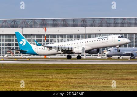 Munich, Allemagne - 21 octobre 2020 : avion Air Dolomiti Embraer ERJ 195 à l'aéroport de Munich en Allemagne. Banque D'Images