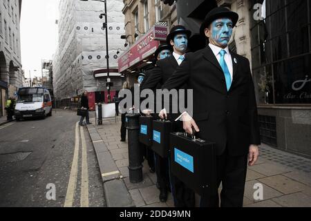 GRANDE-BRETAGNE / Angleterre / Londres / artistes de rue avec des visages peints cellebrating l'ouverture de la succursale de Barclays Bank à Piccadilly Circus. Banque D'Images