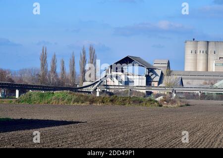 Autriche, cimenterie avec tapis roulant et terres agricoles en Basse-Autriche Banque D'Images