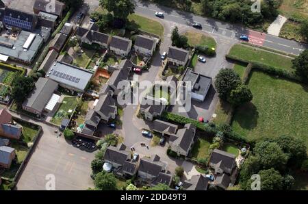 Vue aérienne de la caserne de pompiers de Deddington et d'un cul de sac de maisons sur Banbury Road, Deddington, Oxfordshire Banque D'Images