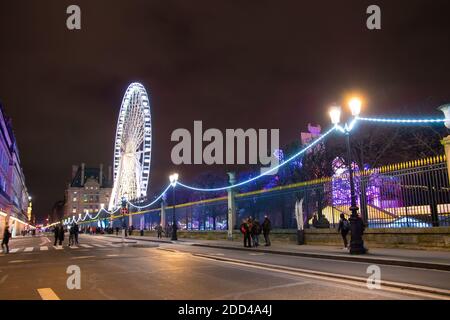 Belle grande roue géante installée dans les jardins des Tuileries à côté du marché de Noël. Vide rue de Rivoli, Paris, France. Prise de vue de nuit Banque D'Images