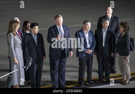 Le président des États-Unis Donald J. Trump fait des remarques à la presse alors qu'il accueille Kim Dong Chul, Kim Hak Song et Tony Kim de nouveau aux États-Unis à la base conjointe Andrews, Maryland, le jeudi 10 mai 2018. Les trois hommes ont été emprisonnés en Corée du Nord pendant des périodes allant de un à deux ans. Ils ont été remis au secrétaire d’État américain Mike Pompeo sous forme de geste de bonne volonté dans la préparation des pourparlers entre le président Trump et le dirigeant nord-coréen Kim Jong un. Photo de Ron Sachs/CNP/ABACAPRESS.COM Banque D'Images