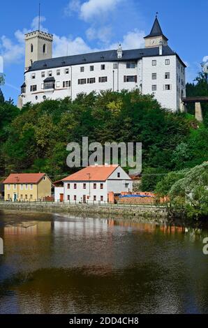 République tchèque, village Rozmberk nad Vltavou avec château et réflexion dans la rivière Moldau Banque D'Images