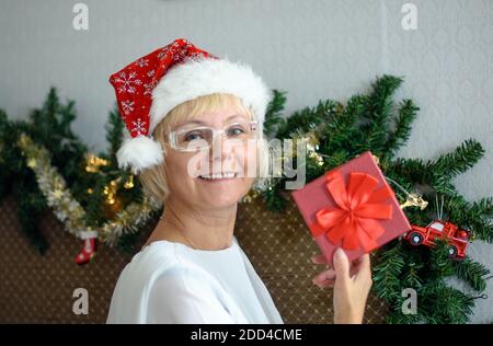 Noël en ligne Félicitations. Femme souriante utilisant une tablette mobile pour les appels vidéo entre amis et parents Banque D'Images