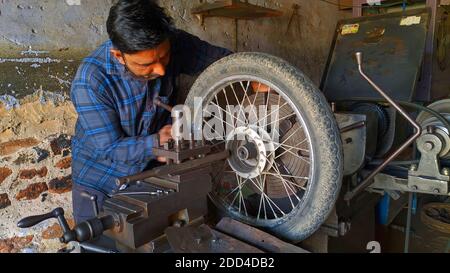 02 novembre 2020 : Reengus, Jaipur, Inde. Réparation de pneus de vélo par un mécanicien indien professionnel sur une machine de tour. Banque D'Images