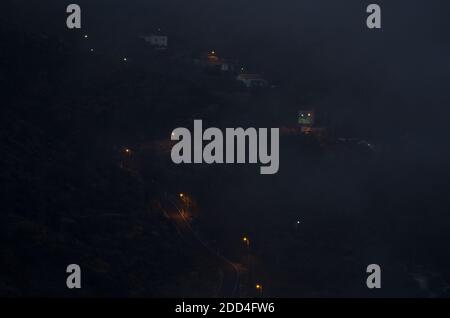 Village d'El Juncal au coucher du soleil dans le brouillard. Le parc rural Nublo. Tejeda. Grande Canarie. Îles Canaries. Espagne. Banque D'Images