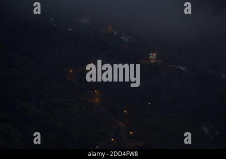 Village d'El Juncal au coucher du soleil dans le brouillard. Le parc rural Nublo. Tejeda. Grande Canarie. Îles Canaries. Espagne. Banque D'Images