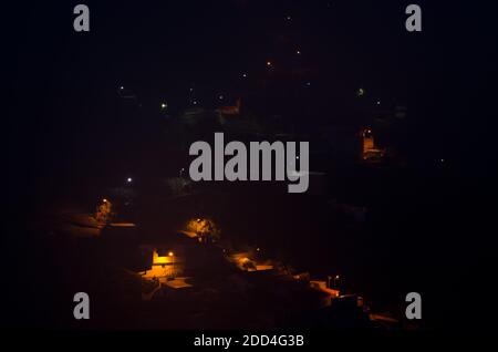 Village d'El Juncal la nuit dans le brouillard. Le parc rural Nublo. Tejeda. Grande Canarie. Îles Canaries. Espagne. Banque D'Images