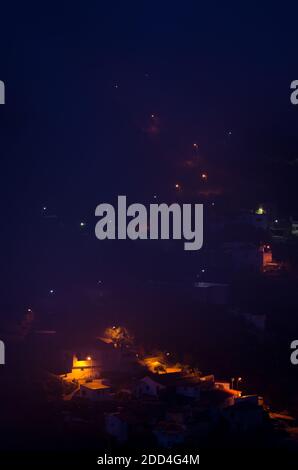 Village d'El Juncal la nuit dans le brouillard. Le parc rural Nublo. Tejeda. Grande Canarie. Îles Canaries. Espagne. Banque D'Images