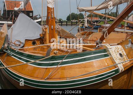 Beaux yachts historiques en bois dans le port hollandais Banque D'Images