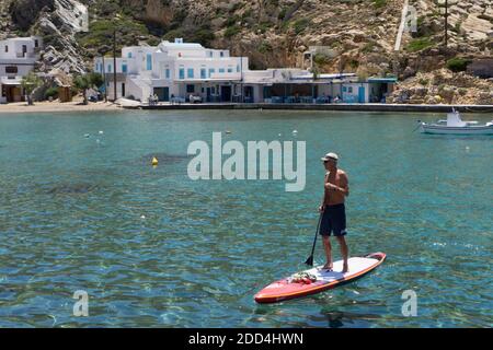 Sifnos appartient au groupe des îles Cyclades et se trouve au cœur de la mer Égée, à proximité des îles Milos et Serifos. Avec le typique Cyclades Banque D'Images