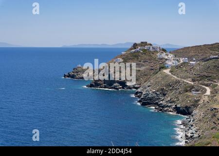 Sifnos appartient au groupe des îles Cyclades et se trouve au cœur de la mer Égée, à proximité des îles Milos et Serifos. Avec le typique Cyclades Banque D'Images