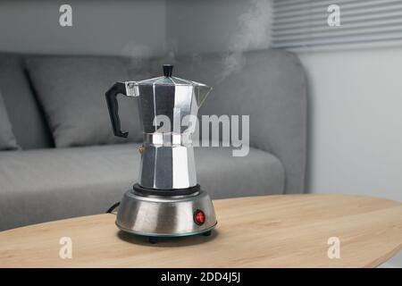 Machine à espresso Moka Pot sur la cuisinière Banque D'Images