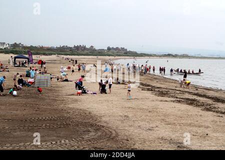 Troon Beach, Ayr, Ayrshire, Écosse.Les gens de tous âges apprécient la plage de sable de Troon sur la côte ouest de l'Écosse Banque D'Images