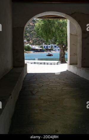 Sifnos appartient au groupe des îles Cyclades et se trouve au cœur de la mer Égée, à proximité des îles Milos et Serifos. Avec le typique Cyclades Banque D'Images