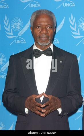 Photo du dossier - le Secrétaire général des Nations Unies, Kofi Annan, lors du 9e dîner annuel des Prix des médias de l'Association des correspondants des Nations Unies, qui s'est tenu au siège des Nations Unies à New York, le vendredi 3 décembre 2004. Selon ses collaborateurs, Kofi Annan, ancien secrétaire général de l'ONU qui a remporté le prix Nobel de la paix pour son travail humanitaire, est décédé à l'âge de 80 ans. Photo de Nicolas Khayat/ABACA. Banque D'Images