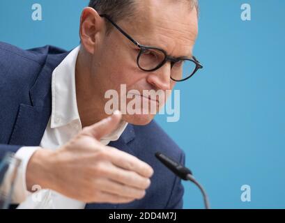 Berlin, Allemagne. 24 novembre 2020. Michael Müller (SPD), maire au pouvoir à Berlin, prend la parole lors d'une conférence de presse à la suite d'une session du Sénat de Berlin. Müller est convaincu que les États seront d'accord avec la chancelière Merkel (CDU) sur une extension du verrouillage partiel avec les règles corona correspondantes. Credit: Christophe bateau/dpa/Alay Live News Banque D'Images