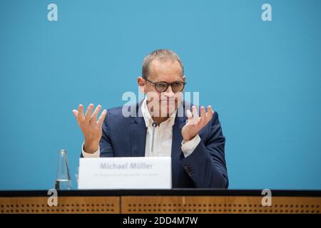 Berlin, Allemagne. 24 novembre 2020. Michael Müller (SPD), maire au pouvoir à Berlin, prend la parole lors d'une conférence de presse à la suite d'une session du Sénat de Berlin. Müller est convaincu que les États seront d'accord avec la chancelière Merkel (CDU) sur une extension du verrouillage partiel avec les règles corona correspondantes. Credit: Christophe bateau/dpa/Alay Live News Banque D'Images