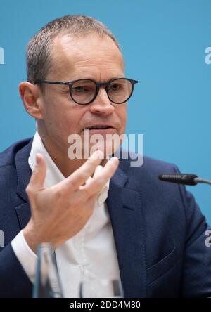 Berlin, Allemagne. 24 novembre 2020. Michael Müller (SPD), maire au pouvoir à Berlin, prend la parole lors d'une conférence de presse à la suite d'une session du Sénat de Berlin. Müller est convaincu que les États seront d'accord avec la chancelière Merkel (CDU) sur une extension du verrouillage partiel avec les règles corona correspondantes. Credit: Christophe bateau/dpa/Alay Live News Banque D'Images