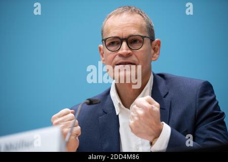 Berlin, Allemagne. 24 novembre 2020. Michael Müller (SPD), maire au pouvoir à Berlin, prend la parole lors d'une conférence de presse à la suite d'une session du Sénat de Berlin. Müller est convaincu que les États seront d'accord avec la chancelière Merkel (CDU) sur une extension du verrouillage partiel avec les règles corona correspondantes. Credit: Christophe bateau/dpa/Alay Live News Banque D'Images