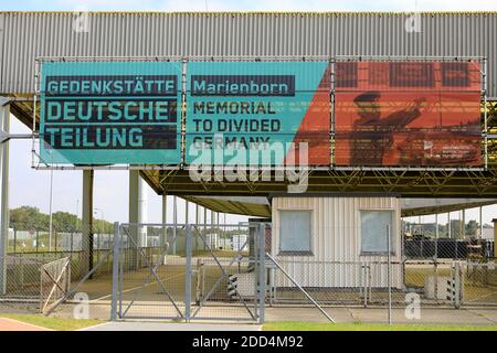 Marienborn, Allemagne. 03ème octobre 2020. Vue sur l'ancien point de passage de la frontière Marienborn. Aujourd'hui, le site appartient au "Mémorial à la Division allemande de Marienborn". Le point de contrôle a été construit en octobre 1945. Le 1er juillet 1990, les seuls contrôles formellement effectués depuis l'ouverture de la frontière en 1989 ont été abandonnés. Credit: Peter Gercke/dpa-Zentralbild/ZB/dpa/Alay Live News Banque D'Images