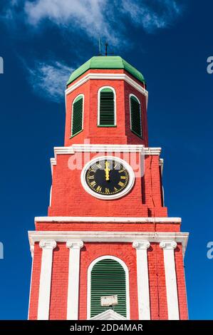 Célèbre tour de l'horloge rouge sur le poste de garde principal à la Garnison Savannah. Zone historique de la garnison de l'UNESCO Bridgetown, Barbade Banque D'Images