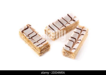 Millefoglie ou dessert français mille-feuille isolé sur fond blanc Banque D'Images