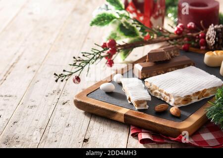 Assortiment de nougat et de massepain de Noël sur une table en bois Banque D'Images
