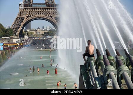 Les gens se rafraîchissez à la Fontaine du Trocadéro, en face de la Tour Eiffel à Paris, en France, le 2 août 2018, alors que la capitale française est mise en alerte par les vagues de chaleur alors que les températures vont monter en flèche dans les jours à venir. Photo d'Alain Apaydin/ABACAPRESS.COM Banque D'Images