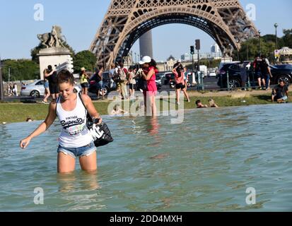 Les gens se rafraîchissez à la Fontaine du Trocadéro, en face de la Tour Eiffel à Paris, en France, le 2 août 2018, alors que la capitale française est mise en alerte par les vagues de chaleur alors que les températures vont monter en flèche dans les jours à venir. Photo d'Alain Apaydin/ABACAPRESS.COM Banque D'Images