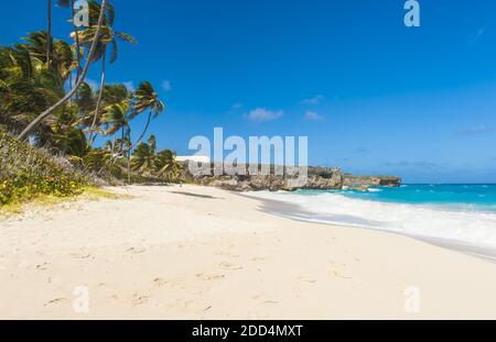 Bas Bay est l'une des plus belles plages de l'île antillaise de la Barbade. C'est un paradis tropical avec des palmiers qui pèsent sur la mer turquoise Banque D'Images