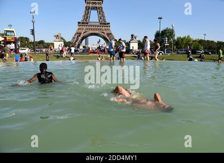 Les gens se rafraîchissez à la Fontaine du Trocadéro, en face de la Tour Eiffel à Paris, en France, le 2 août 2018, alors que la capitale française est mise en alerte par les vagues de chaleur alors que les températures vont monter en flèche dans les jours à venir. Photo d'Alain Apaydin/ABACAPRESS.COM Banque D'Images
