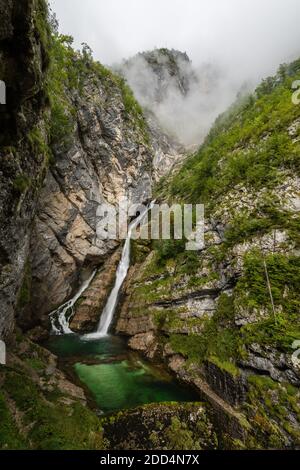 La magnifique cascade emblématique de Savica du Triglav National parc en Slovénie dans les alpes slovènes près du lac Bohinj par jour couvert et nuageux Banque D'Images