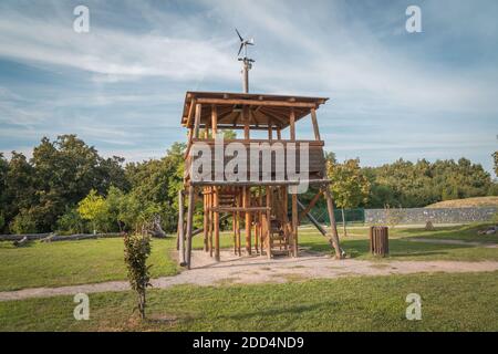 Tour d'observation de la terrasse dans la ville de Cerhenice près de Pecky, République tchèque. Jardin terrain de jeu maison tour. Banque D'Images