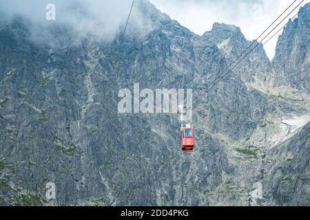 TATRANSKA LOMNICA, SLOVAQUIE, AOÛT 2020 - cabine rouge de téléphérique de Skalnate pleso au pic Lomnicky Stit dans les montagnes de High Tatras Banque D'Images