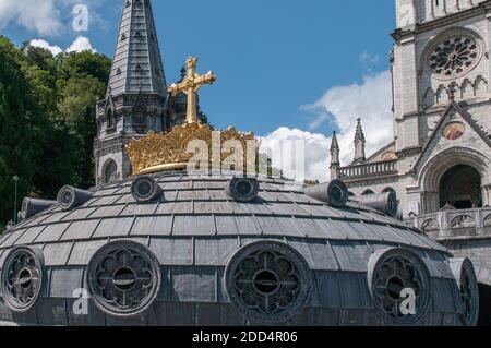 Dôme d'or et croix de la basilique notre-Dame du Rosaire. Quelques semaines avant les processions traditionnelles du 15 août, les pèlerins sont présents pour visiter la grotte sacrée et le sanctuaire de notre-Dame de Lourdes. 160 ans après les premières apparitions de la Vierge Marie à Bernadette Soubirou, les catholiques et les chrétiens sont encore nombreux à venir du monde entier pour invoquer, prier ou espérer. Lourdes, France, le 03 août 2018. Photo de Patrick Batard/ABACAPRESS.COM Banque D'Images