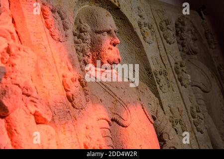 Garitz, Allemagne. 24 novembre 2020. La lumière du soleil brille à travers une fenêtre en vitrail rouge sur une pierre tombale sur laquelle un membre de la famille de Davier est vêtu d'armure. L'église en pierre de champ de 1350 est en cours de refonte avec de nouvelles fenêtres, toutes conçues par l'artiste britannique Tony Cragg. Credit: Klaus-Dietmar Gabbert/dpa-Zentralbild/dpa/Alay Live News Banque D'Images