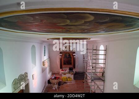 Garitz, Allemagne. 24 novembre 2020. L'intérieur de l'église du village avec les peintures au plafond baroque sur le plafond plat, la police baptismale et l'autel baroque qui selon l'inscription a été donné par Heinrich Ludewich von Davier en 1708. L'église de fieldstone, datant de 1350, est actuellement en cours de refonte et de nouvelles fenêtres, toutes conçues par l'artiste britannique Tony Cragg. Credit: Klaus-Dietmar Gabbert/dpa-Zentralbild/dpa/Alay Live News Banque D'Images