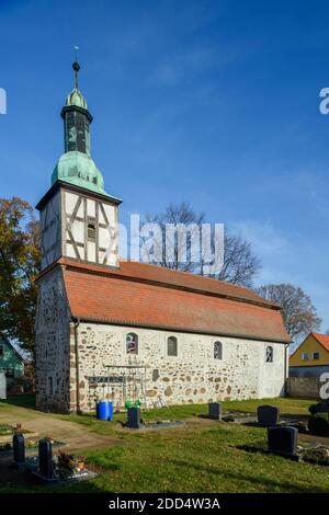 Garitz, Allemagne. 24 novembre 2020. L'église du village de Garitz. L'église en pierre de champ de 1350 est actuellement en cours de refonte et obtient de nouvelles fenêtres, toutes conçues par l'artiste britannique Tony Cragg. Credit: Klaus-Dietmar Gabbert/dpa-Zentralbild/dpa/Alay Live News Banque D'Images