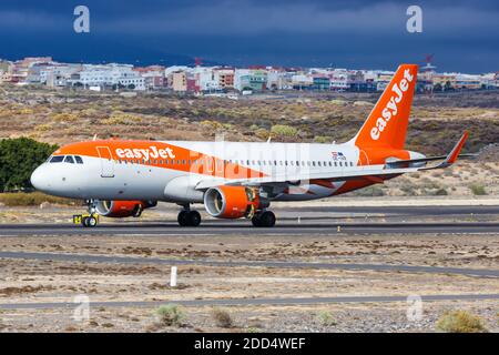 Ténérife, Espagne - 23 novembre 2019 : avion Airbus A320 easyJet Europe à l'aéroport sud de Ténérife en Espagne. Airbus est un fabricant européen d'avions Banque D'Images