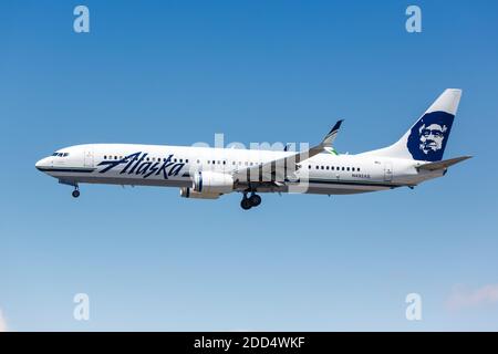 Los Angeles, Californie - 12 avril 2019 : avion Boeing 737-900ER d'Alaska Airlines à l'aéroport international de Los Angeles en Californie. Banque D'Images