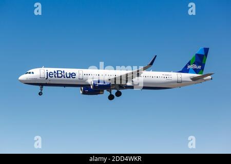 Los Angeles, Californie - 12 avril 2019 : avion JetBlue Airbus A321 à l'aéroport international de Los Angeles en Californie. Airbus est un aircra européen Banque D'Images