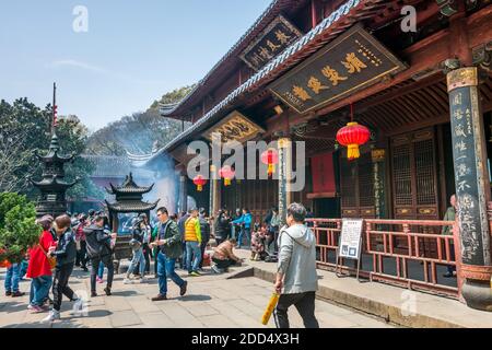 Les pèlerins qui brûlent des bâtons de jos dans les temples de Puji dans les îles de Putuoshan, Zhoushan, Zhejiang, ont considéré le bodhimanda de la bodhisattva Avalokitesvara Banque D'Images