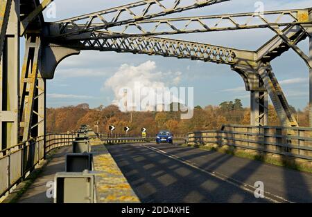 Carlton New Bridge, transportant l'A1041 de l'autre côté de la rivière aire, encadrant la centrale électrique de Drax, près de Snaith, North Yorkshire, Angleterre Banque D'Images